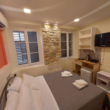 Corcyra Microflat In Old Town Appartement Corfu  Buitenkant foto